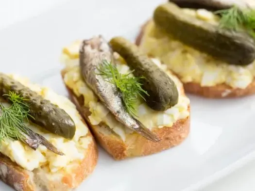 Канапе зі шпротами, яйцем та маринованим огірком