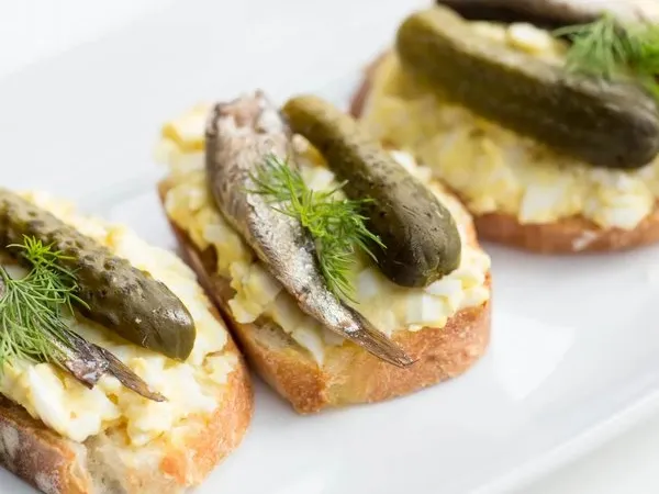 Канапе зі шпротами, яйцем та маринованим огірком