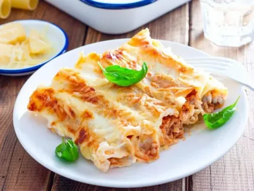 Соковиті каннеллоні з фаршем, бешамелем та сиром