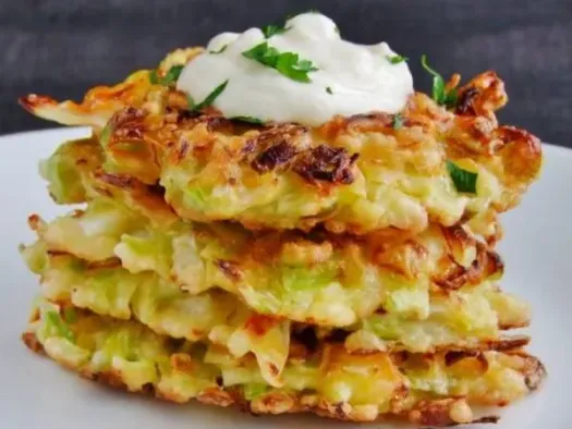 Капустяники з молодої капусти на сметані