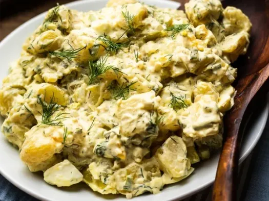 Картопляний салат з яйцями та маринованими огірками