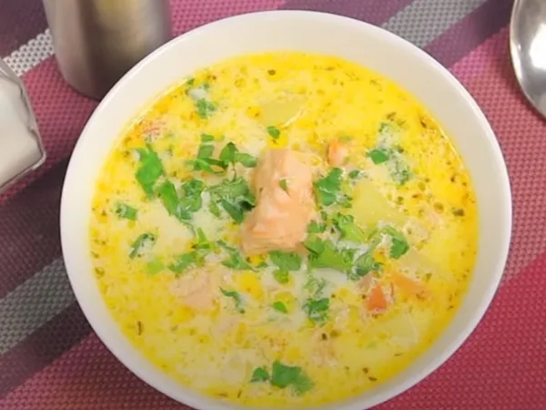 Картопляний суп з вершками та червоною рибою