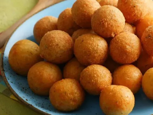 Смажені картопляні кульки з сиром та хрумкою скоринкою