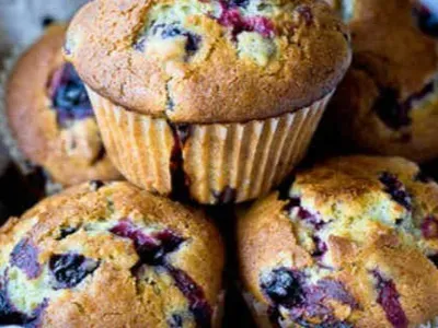 Фото: Кекси з чорною смородиною