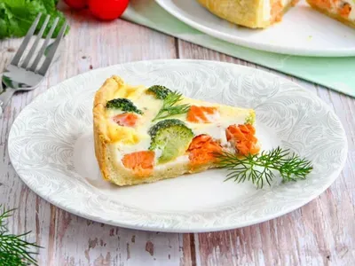 Фото: Кіш Лорен з лососем і броколі