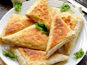 Фото: Конвертики з лаваша з сиром, яйцем та зеленню