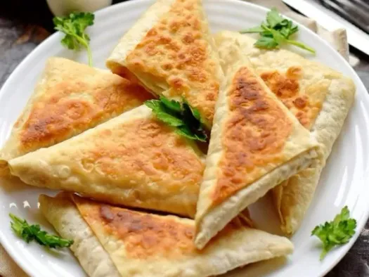 Конвертики з лаваша з сиром, яйцем та зеленню