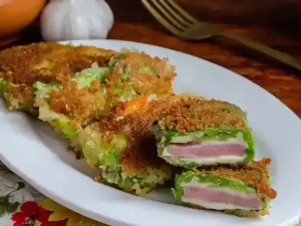 Конвертики з молодої капусти з сиром та шинкою