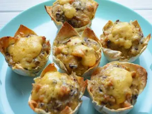 Фото: Кошики з лаваша з куркою, грибами та сиром