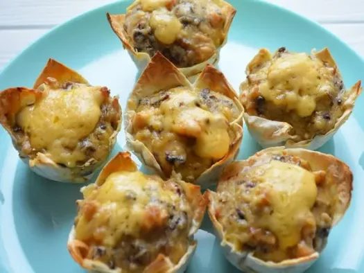 Кошики з лаваша з куркою, грибами та сиром