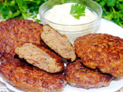 Фото: Ніжні печінкові котлети з картоплею та морквою