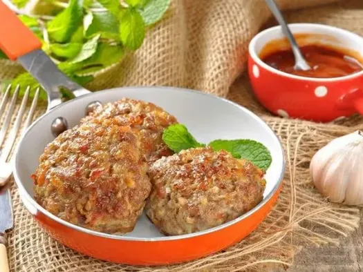 Котлети з фаршу та картоплі з сирною начинкою