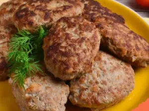Котлети з яловичого фаршу з кисломолочним сиром