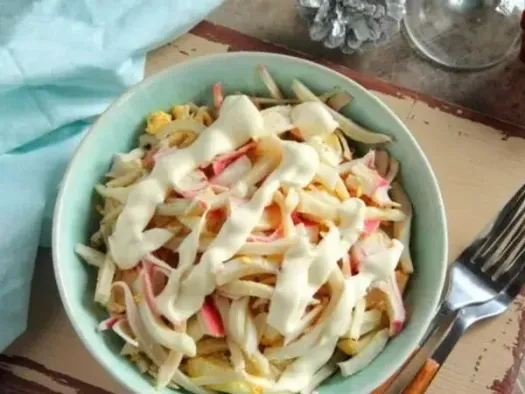 Салат з крабових паличок, кальмарів та яєць