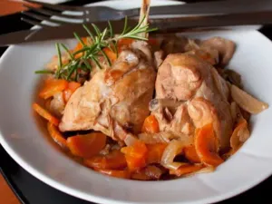Фото: Кролик, тушкований з морквою та цибулею