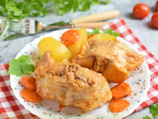 Кролик, запечений з картоплею у рукаві 
