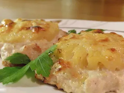 Куряче філе з сиром та ананасом у духовці