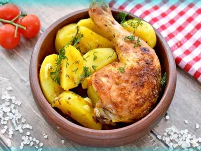 Фото: Курячі ніжки з картоплею у духовці