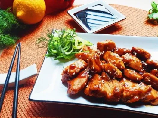 Курка в соєвому соусі з кунжутом
