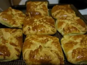 Курка з печерицями у листковому тісті