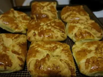 Курка з печерицями у листковому тісті