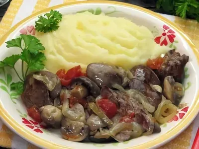 Куряча печінка з грибами й томатами в мікрохвильовці