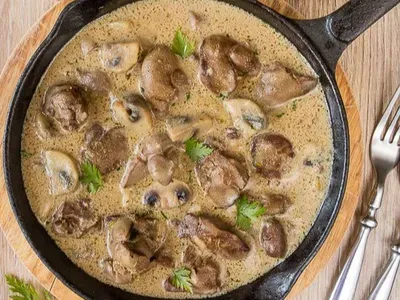 Куряча печінка з грибами у вершковому соусі