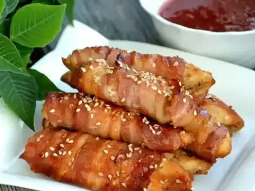 Куряче філе, запечене в беконі