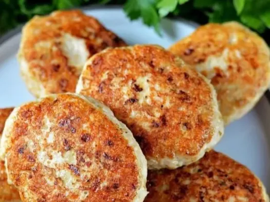 Курячі котлети з сиром та вершковим маслом