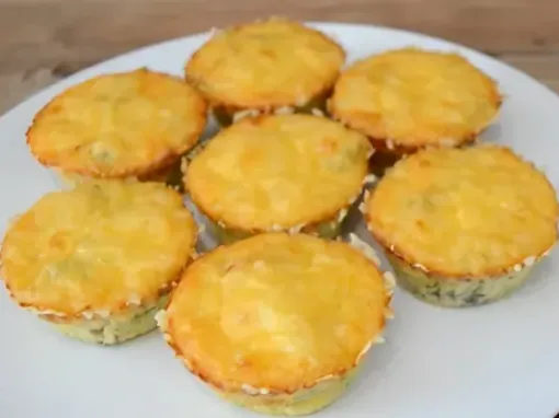 Фото: Курячі мафіни з сиром, грибами та соусом Ранч