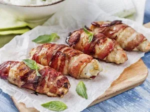 Фото: Курячі рулетики з сиром та беконом