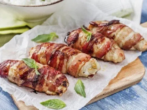 Фото: Курячі рулетики з сиром та беконом