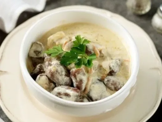 Курячі сердечка з печерицями у вершковому соусі