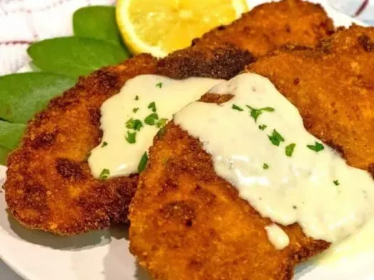 Соковиті курячі шніцелі з вершково-сирним соусом
