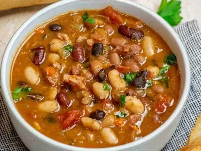 Квасолевий суп з копченими реберцями