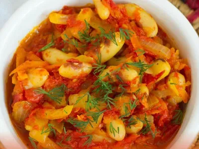 Квасоля у томатному соусі з овочами