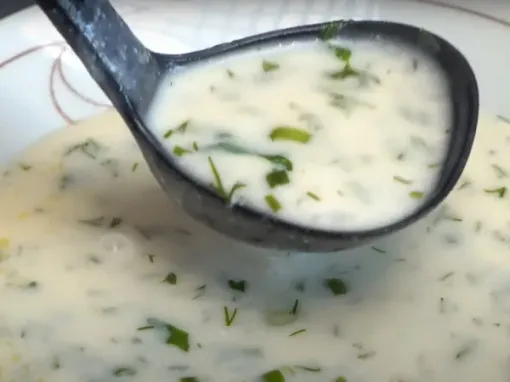 Фото: Рисовий суп зі сметаною та зеленню