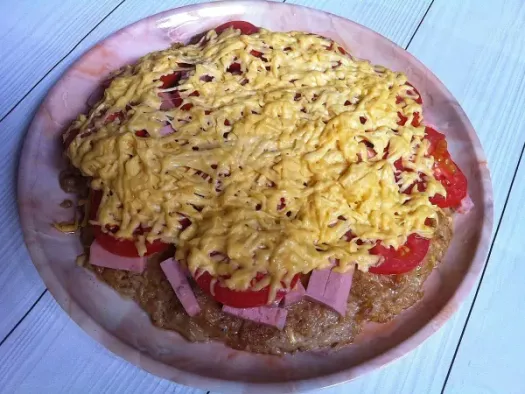 Піца з локшини швидкого приготування з сиром і ковбасою