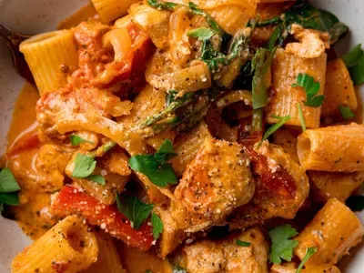 Фото: Макарони з куркою та в'яленими помідорами