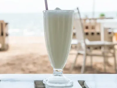 Фото: Молочний коктейль з бананом та полуницею