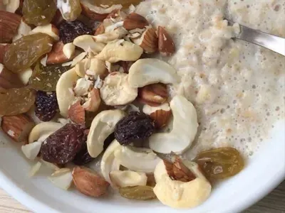 Фото: Молочна вівсяна каша з горіхами та родзинками