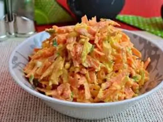 Морквяний салат з сиром та яйцями