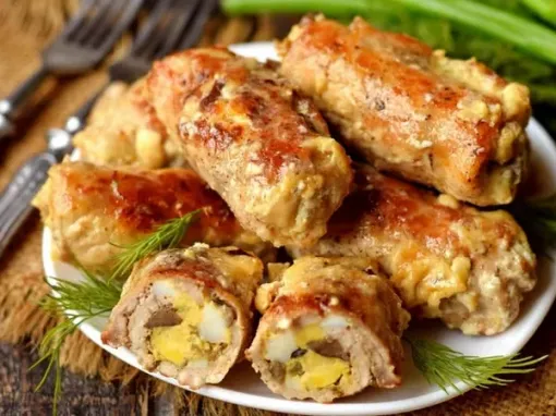 Фото: М'ясні рулетики з грибами та сиром у вершковому соусі