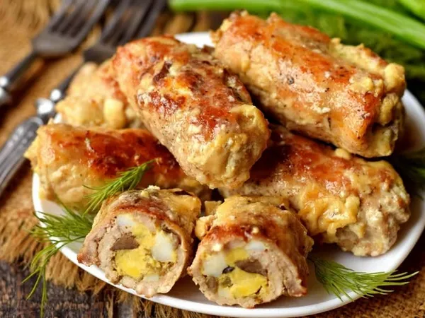 Фото: М'ясні рулетики з грибами та сиром у вершковому соусі