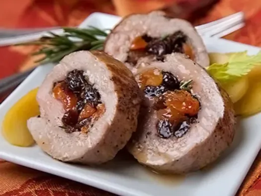 М'ясний рулет зі свинини з курагою та чорносливом 
