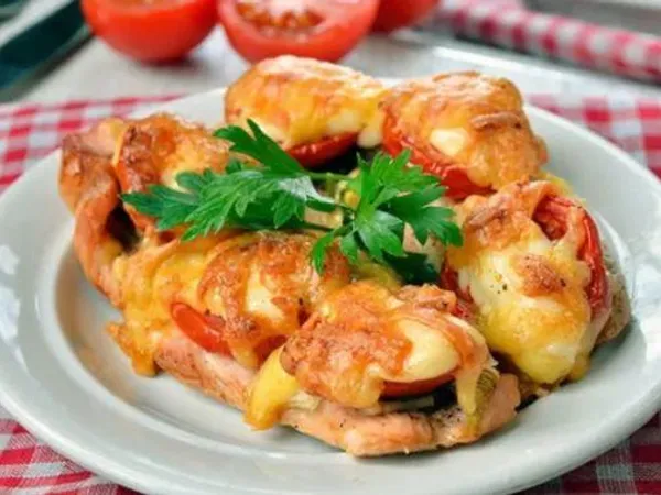 Курка по-французьки з картоплею, сиром та ананасами