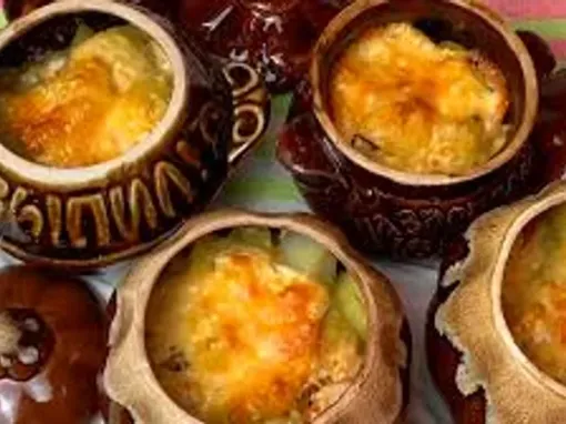 Фото: Свинина в горщику з картоплею, сиром та грибами