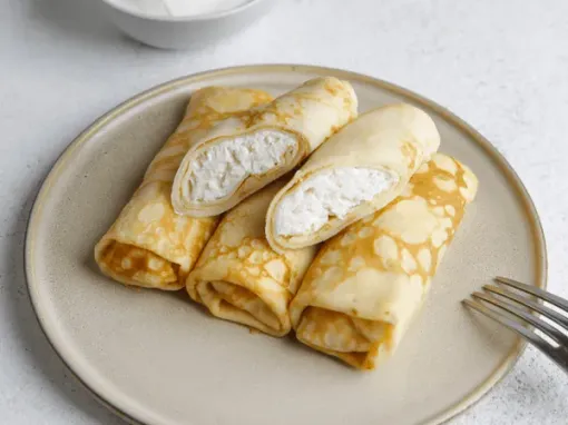 Фото: Налисники з сиром та родзинками, запечені в духовці