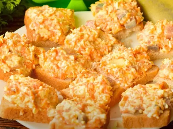 Фото: Намазка з сиру, моркви та волоських горіхів