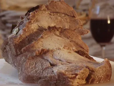 Ніжна свинина, запечена у духовці